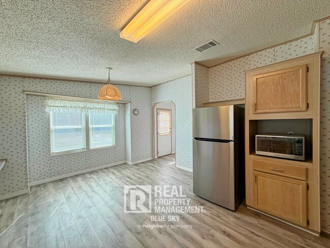 Building Photo - 5641 Columbia Dr