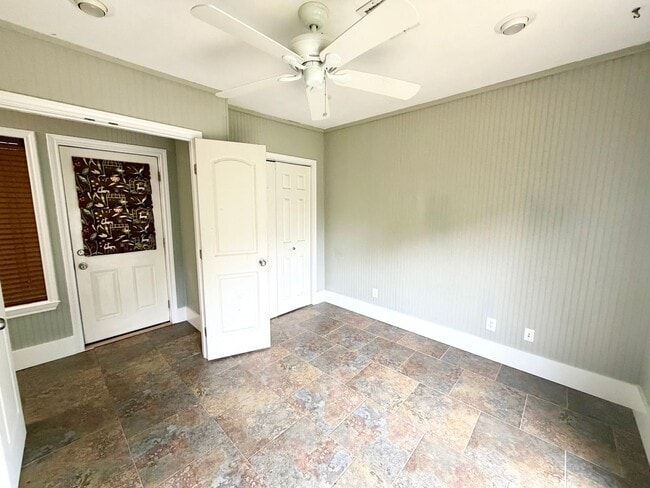 Building Photo - Spacious 3 bedroom with its own micro-park!