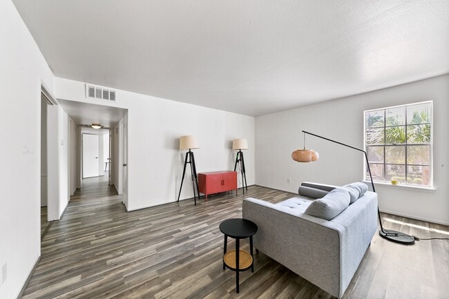 Building Photo - 361 N Post Oak Ln