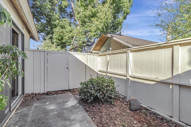 Building Photo - Charming 2 Bed 2 Bath Sunnyvale Condo with Vaulted Ceilings and Patio