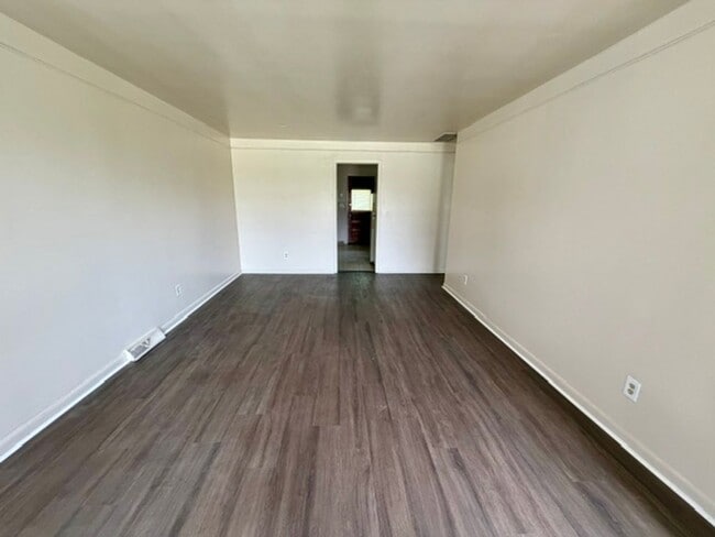 Building Photo - 2 Bedroom 1 Bath Townhouse For Lease Section 8 Ready Call KPM Detroit 313-429-3244