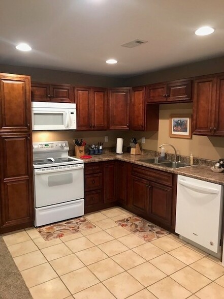 Kitchen - 49 Melrose Dr