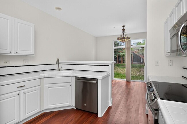 Building Photo - 207 Tanglewood Dr