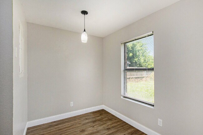 Building Photo - Great 2 Bdrm 1.5 Bath Duplex - Keller, TX