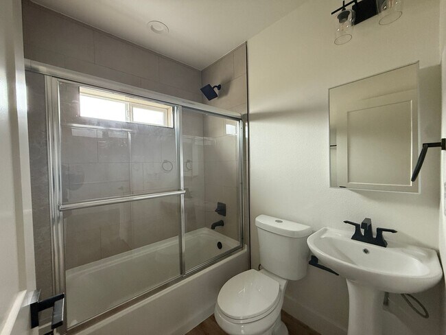 Building Photo - DSI250