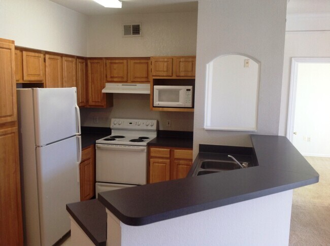 Building Photo - Hamptons At Metrowest - 2/2 Condo with balcony!!
