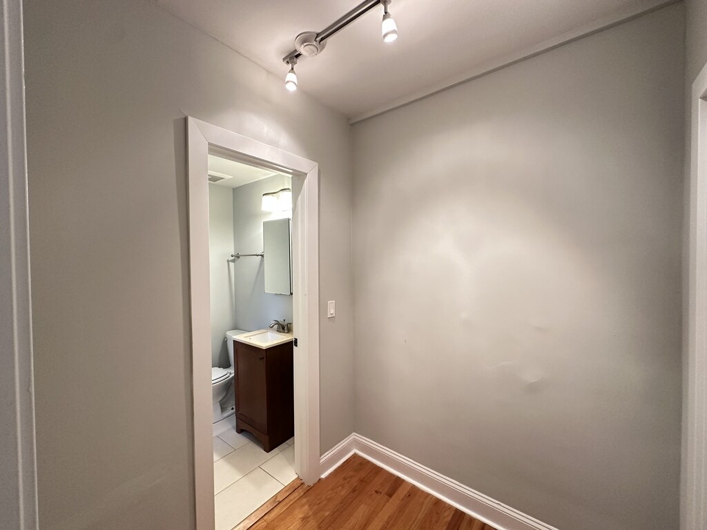 Building Photo - 618 W Patterson Ave