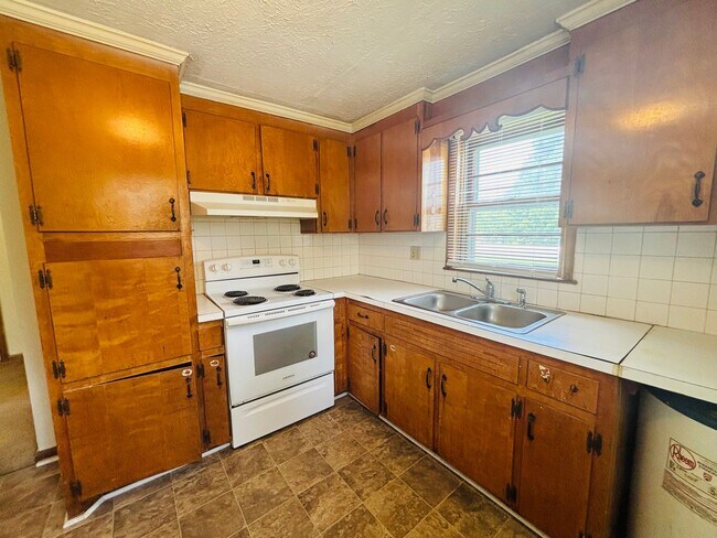 Building Photo - 208 Broce Dr