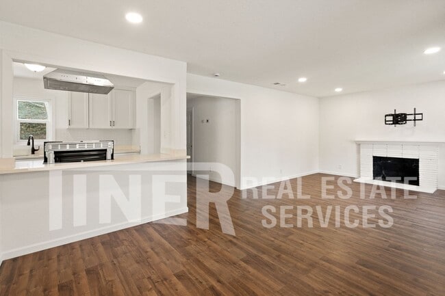 Building Photo - 2017 Buckeye Dr