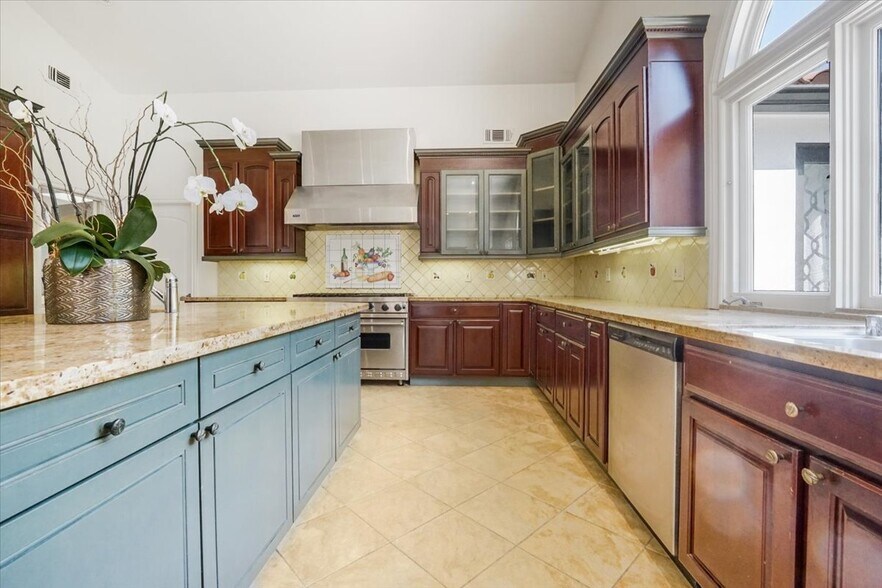 Building Photo - 114 S Layton Dr