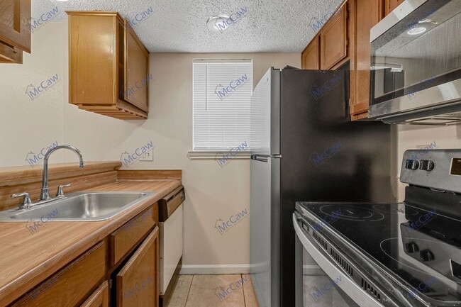 Building Photo - 9520 Royal Ln