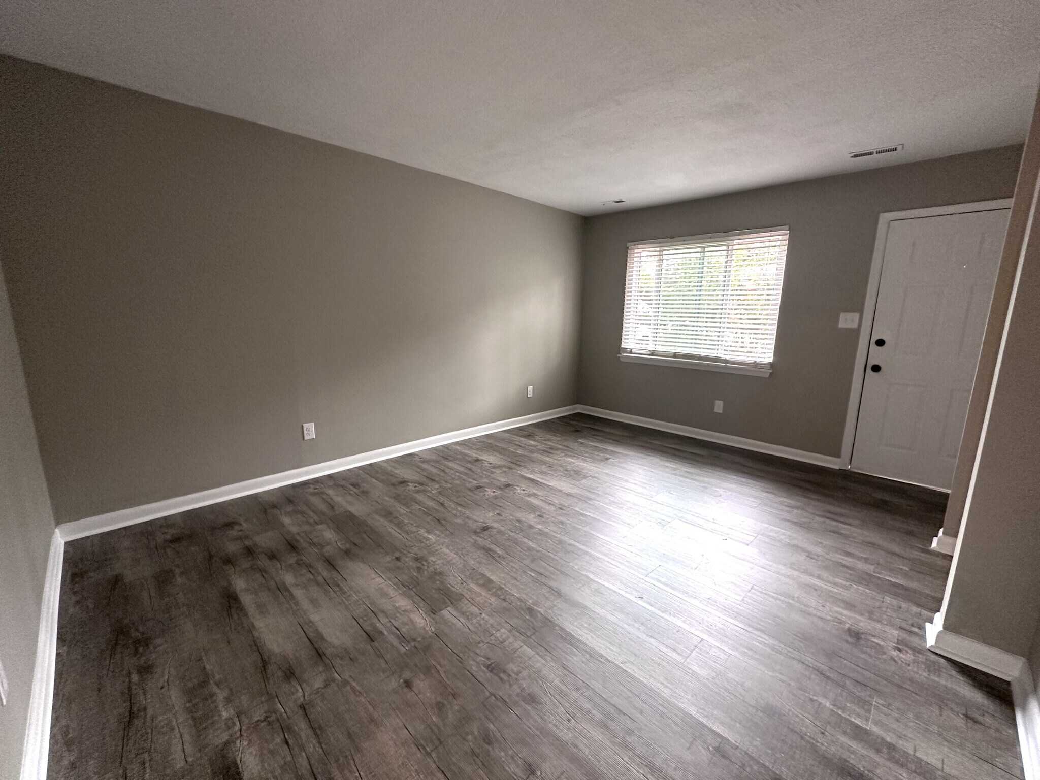 Building Photo - 545 E 3rd St