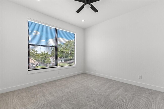 Building Photo - 5110 Longmeadow St