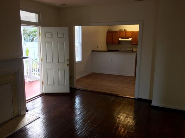 Building Photo - North Side House! Roomy 3 bed 2 bath with ...