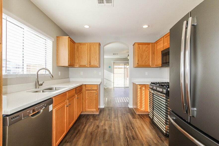 Building Photo - 12438 W Willow Ave