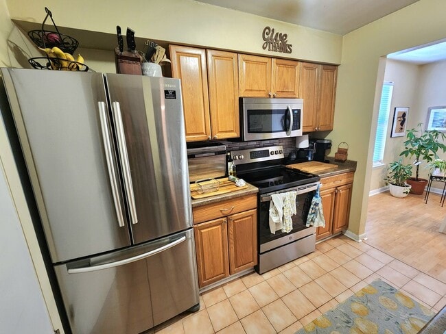 Building Photo - Top floor, corner unit condo off Shore Drive just two blocks from the bay!