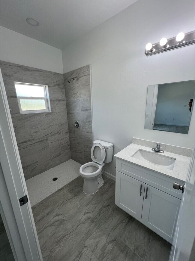 Building Photo - Brand-New Cozy 2BR/2BA Home- Prime Lake Placid Location