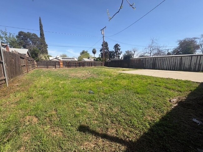 Building Photo - 3 Bedroom 1 Bath S Visalia available now