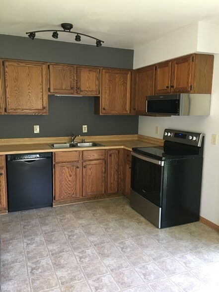 Building Photo - 402 Manchester Ln