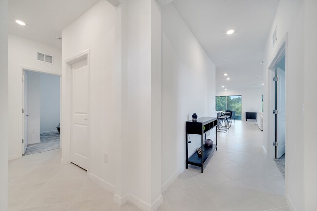 Building Photo - 957 Silverlake Blvd