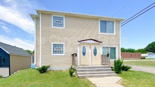 Primary Photo - 227 Creve Coeur St