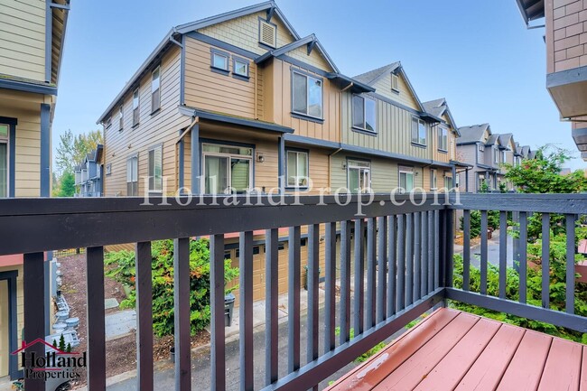 Building Photo - Charming End-Unit Townhouse in a Prime Loc...