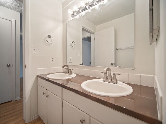 Building Photo - ONE BEDROOM IN DESIRABLE MILLWOOD NEIGHBOR...