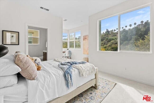 Building Photo - 13027 Bluff Creek Dr