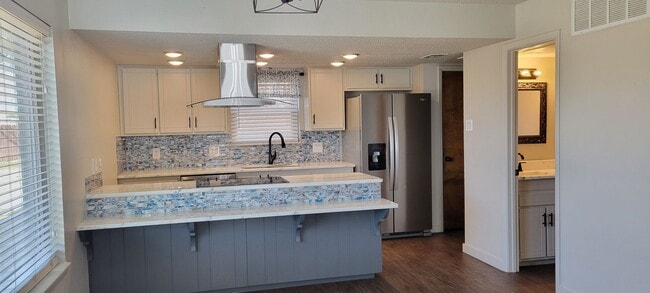 Building Photo - COLONIAL PARK LUXURY CONDO TOTAL UPDATED