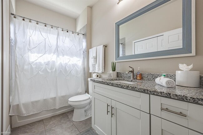 Building Photo - 3 br, 2 bath Duplex - 1722 Southwest 32nd ...