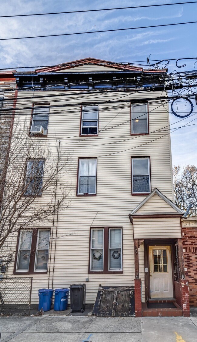 Building Photo - 225 Pine St