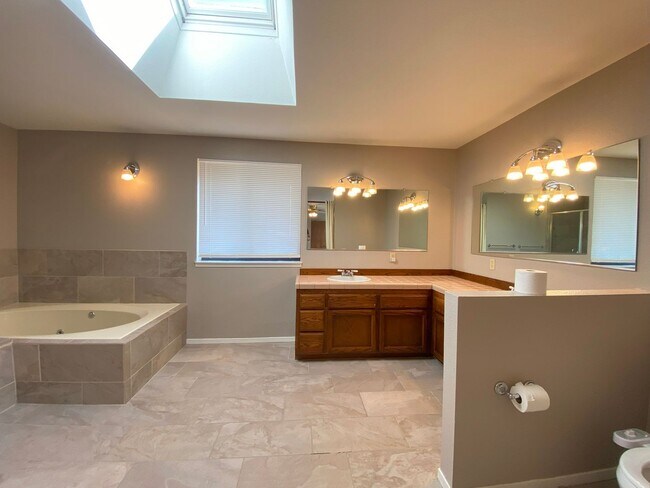Building Photo - Great Location in Folsom-4 Bedroom Home!!