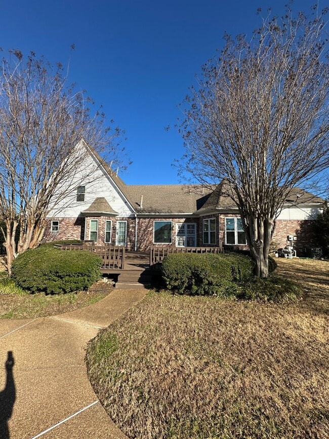 Building Photo - Elegant 4 BR w/POOL MAINTENANCE INCLUDED near Cherokee Valley Golf Club