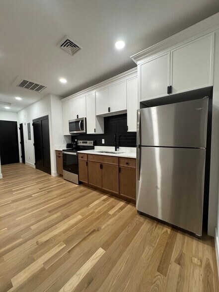 Building Photo - 1002 Broad St