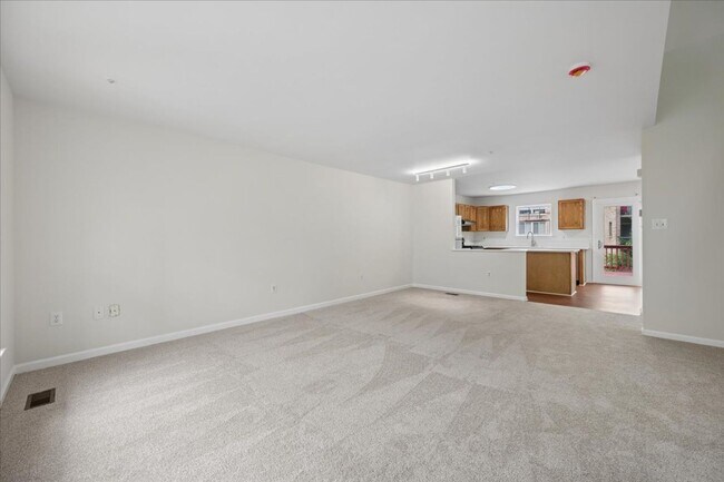 Building Photo - Garage Townhouse For Lease
