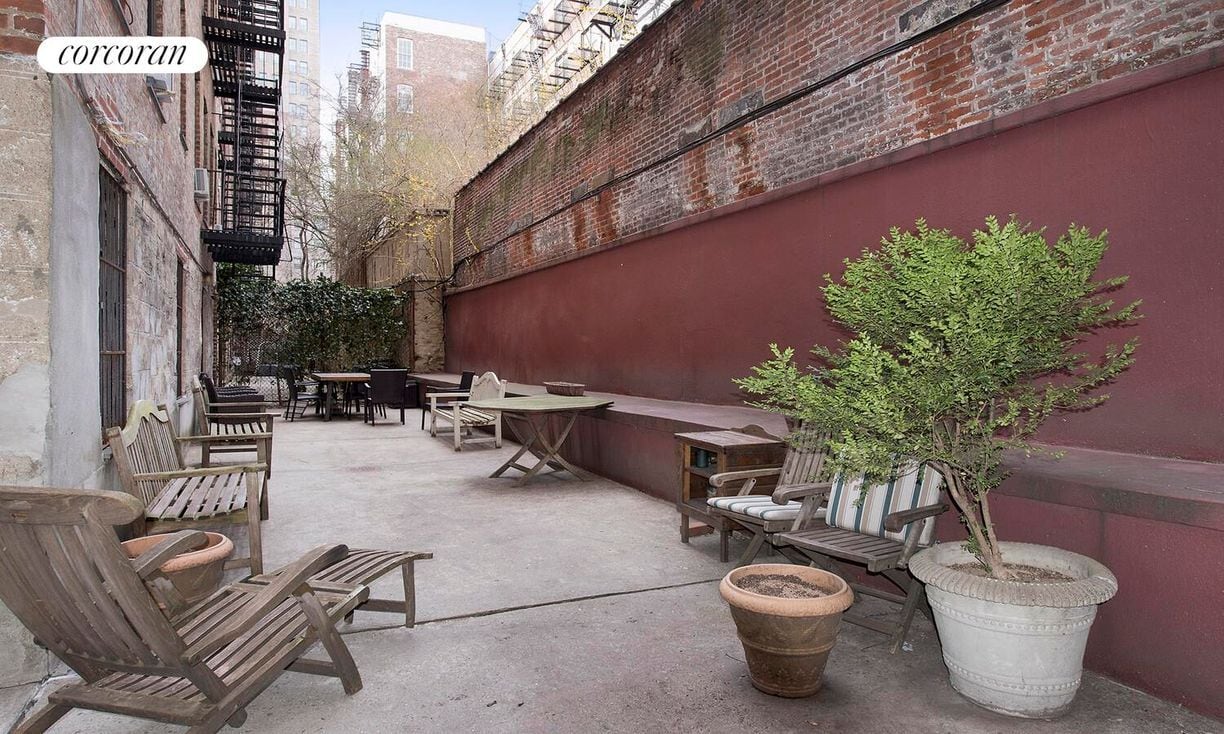 Building Photo - 333 E 80th St