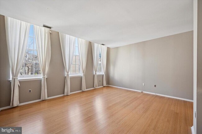 Building Photo - 130-36 N Bread St