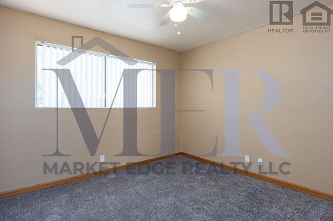 Building Photo - 3Bed/2Bath at 35th/Cactus! $1499 MOVE-IN S...