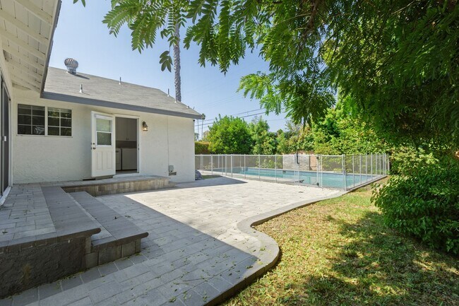 Building Photo - Beautiful 3-Bedroom Home with Pool in Tarzana!