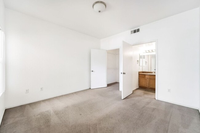 Building Photo - Cute 2 Bedroom Condo!