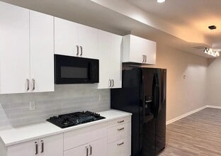 Building Photo - 503 N Lakewood Ave