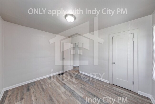 Building Photo - 1326 N Gladstone Ave