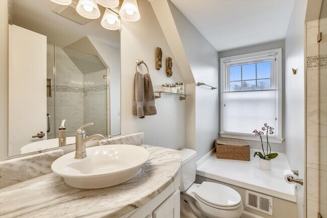 Building Photo - Fabulous 5BR 2.5BA Located in Close in Roc...