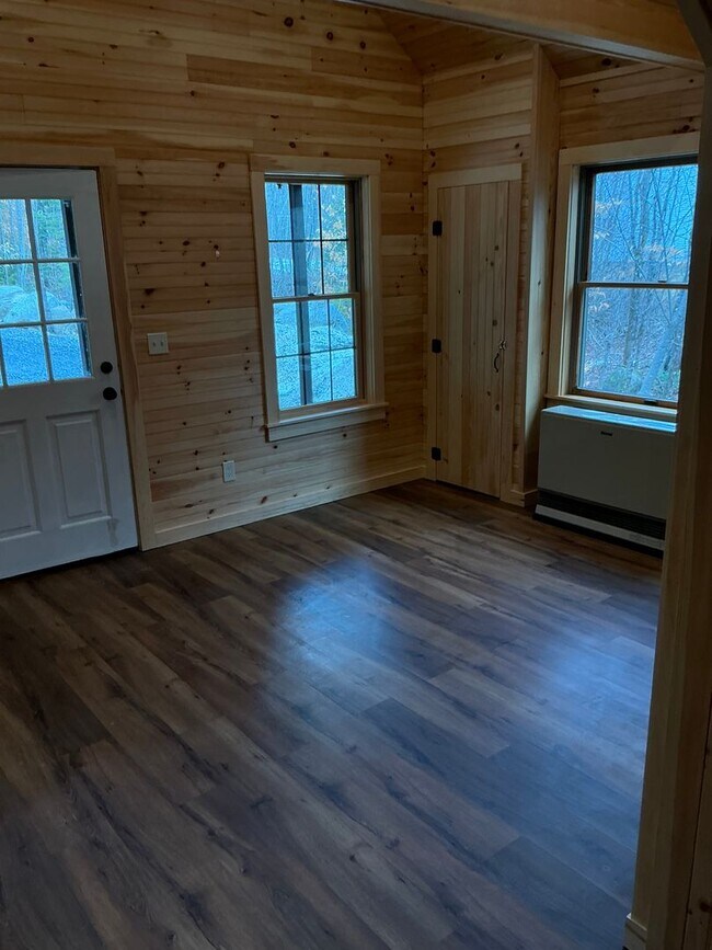 Building Photo - Quiet Country Living