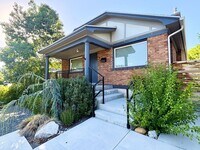 Building Photo - Stunning Remodel Near 9th & 9th!