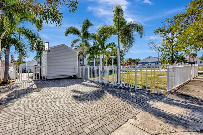 Building Photo - 736 Rockland Dr