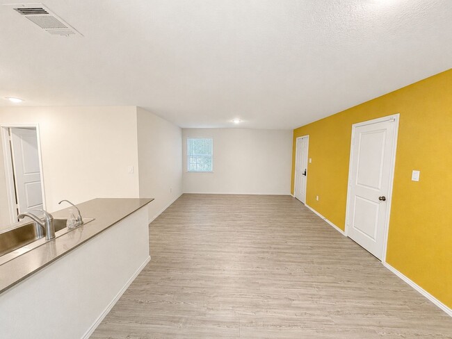 Building Photo - LOVELY 3 BEDROOM 2 BATH HOME WITH EASY ACCESS TO DOWNTOWN & BROOKS CITY BASE FEATURING OUTDOOR AC...