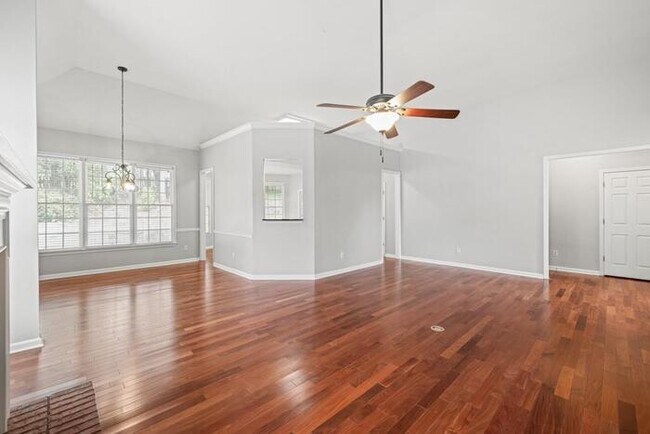 Building Photo - House 4 Beds 2 Baths