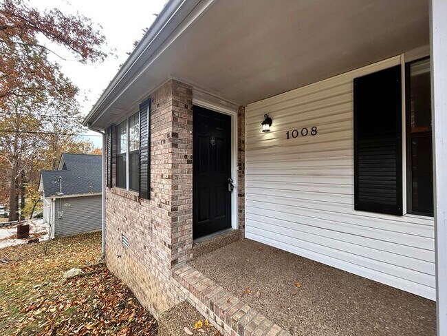 Building Photo - Stunning 3 bed / 2 bath home | Available now!