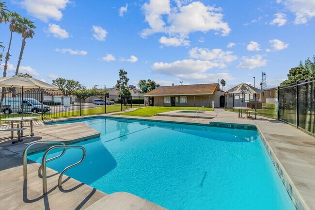 Building Photo - 1250 E Shaw Ave